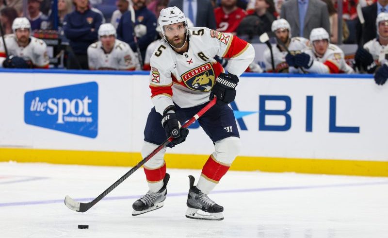 Watch: Panthers, Lightning combine for 322 penalty minutes