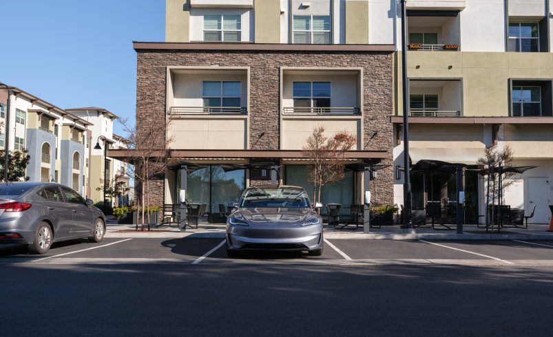 Tesla stock is surging around 4% today: is it time to buy?