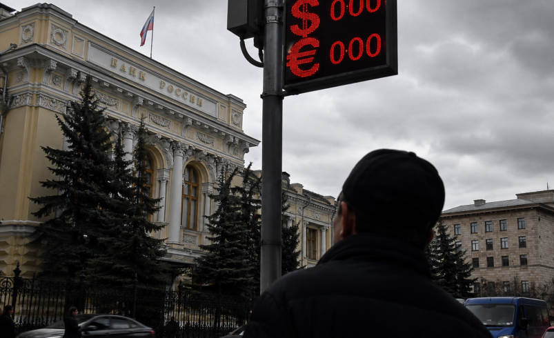 Russia resumes forex purchases as oil price windfall boosts revenues
