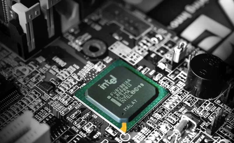 Intel stock forecast: $150 bull case, $90 bear case for 2026