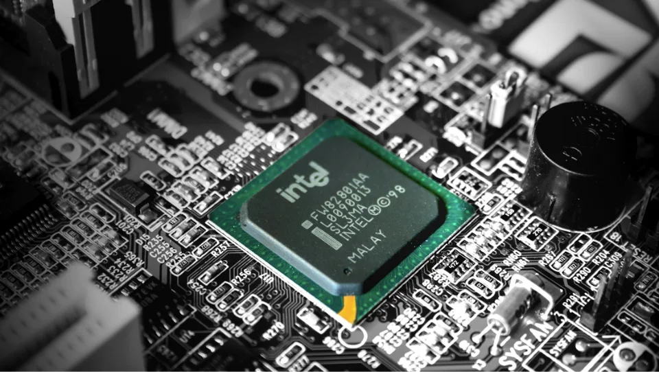 Intel and AMD Fell on Oil and Bond Yields, Not on Chips